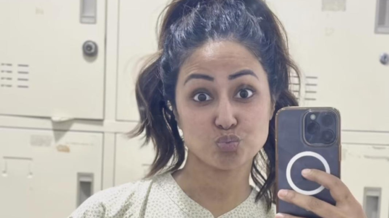 Hina Khan Takes A Mirror Selfie From Hospital; Check Here 864547