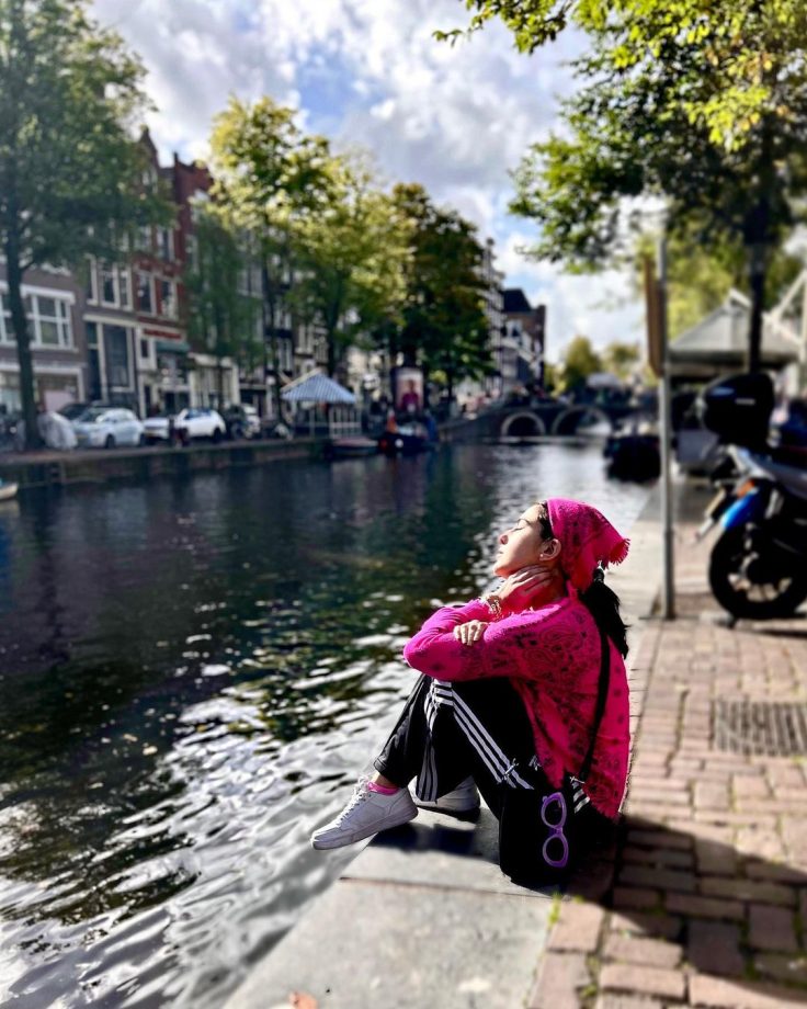 In Photos: Sara Ali Khan's 'Pink' Day On Streets Of Amsterdam 862538