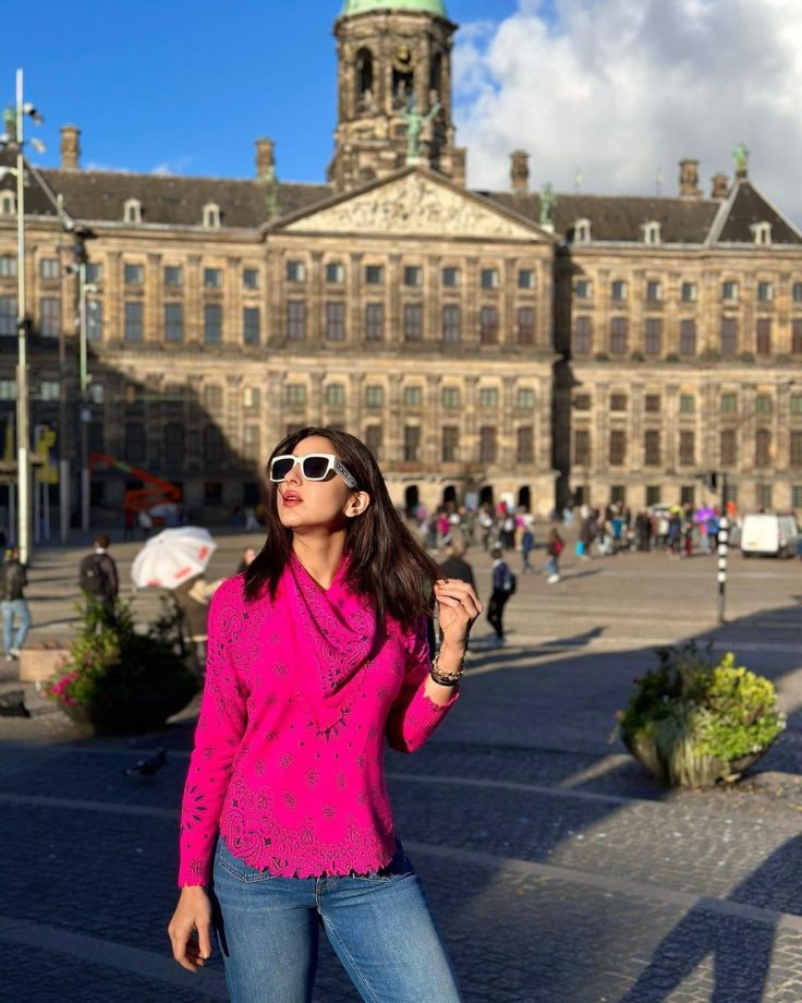 In Photos: Sara Ali Khan's 'Pink' Day On Streets Of Amsterdam 862539