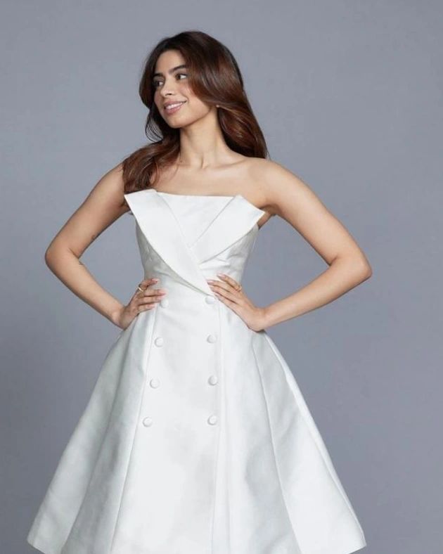 Khushi Kapoor Exudes 'What-A-Babe' Vibe In Strapless White Dress, Check-out Stunning Photos 863374