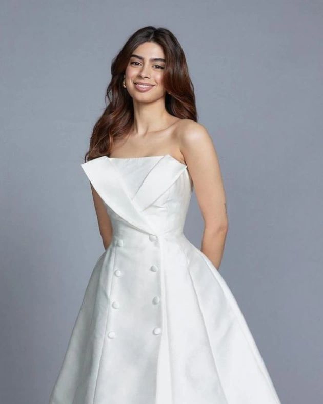 Khushi Kapoor Exudes 'What-A-Babe' Vibe In Strapless White Dress, Check-out Stunning Photos 863376