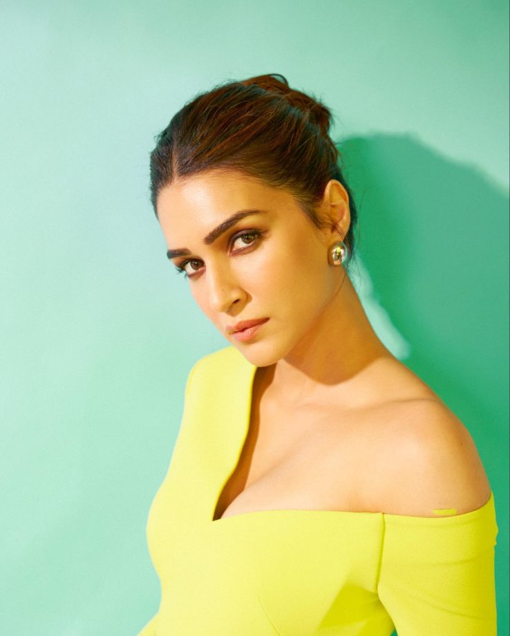 Kriti Sanon reunites with sister Nupur, stuns in lime green co ord set 858880