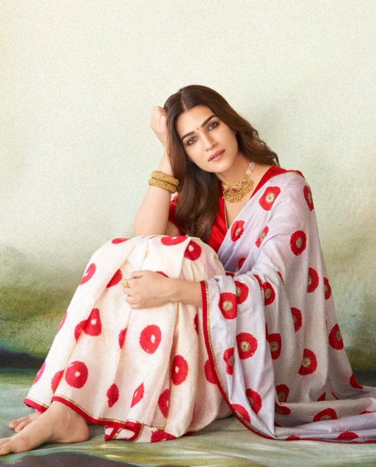Kriti Sanon shines in white saree with red floral print, see photos 864780