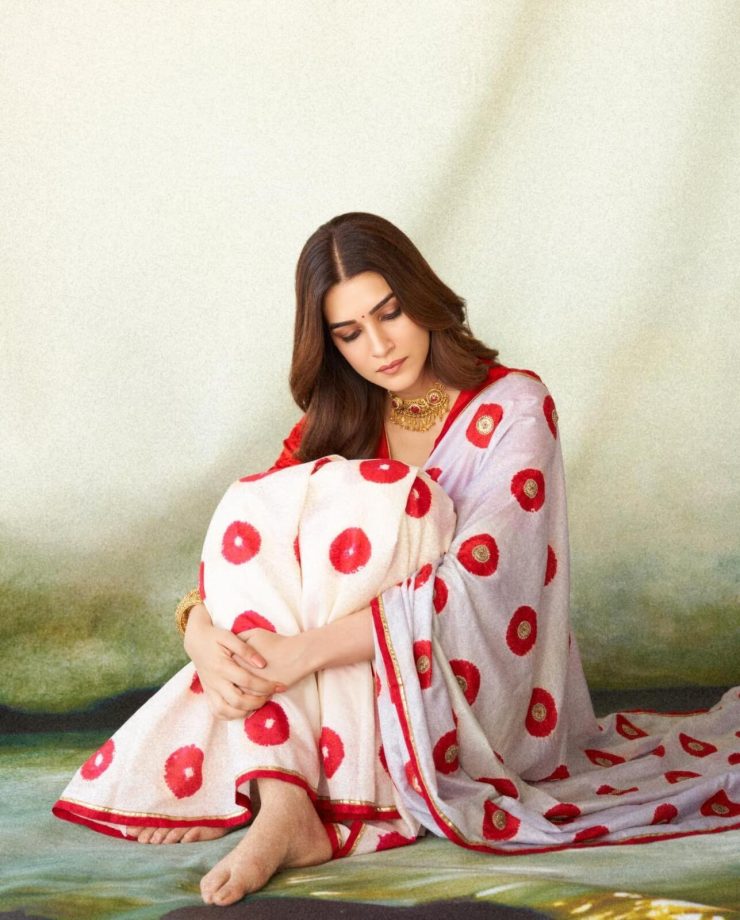 Kriti Sanon shines in white saree with red floral print, see photos 864781