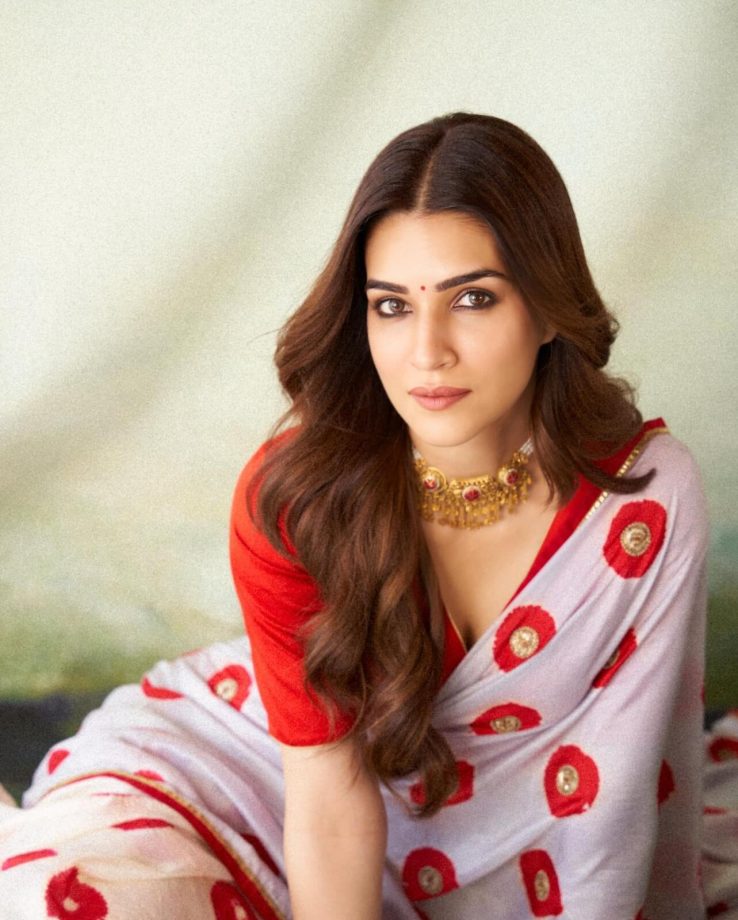 Kriti Sanon shines in white saree with red floral print, see photos 864782