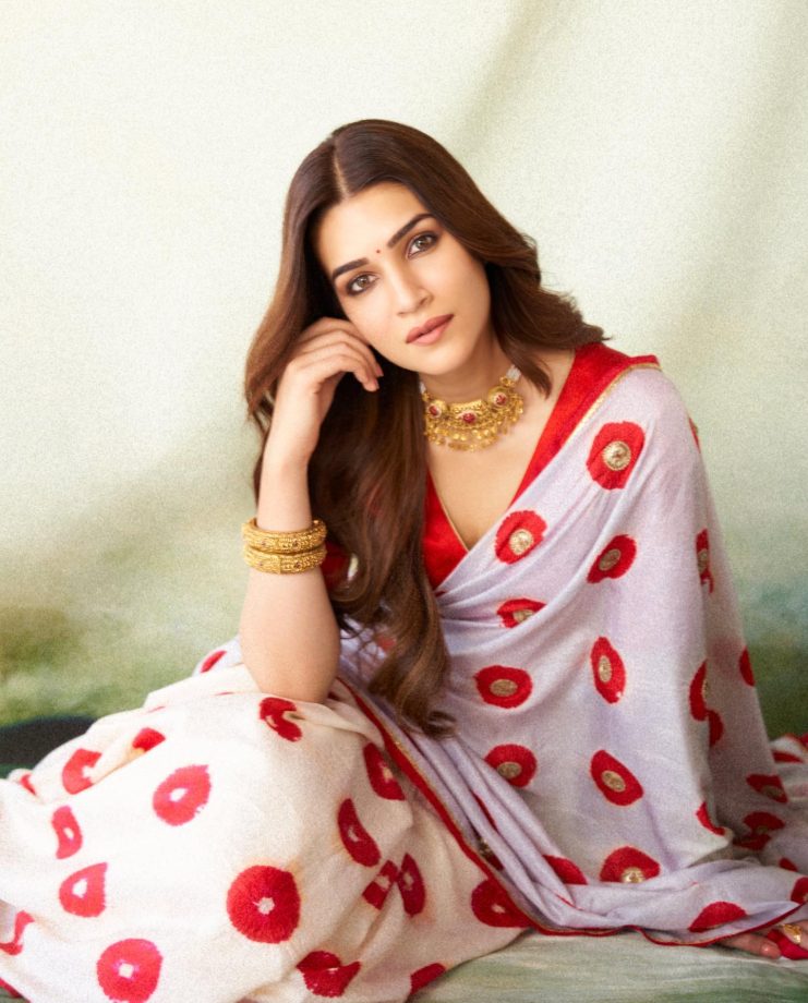 Kriti Sanon shines in white saree with red floral print, see photos 864778