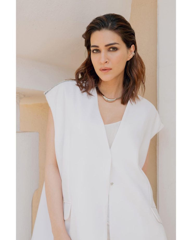 Kriti Sanon's Divine Energy In White Dress With Thigh-high Boots, Checkout Photos 862544