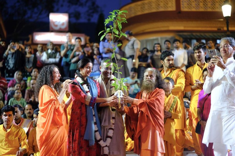Madhu Mantena and his wife Ira Trivedi seek blessing from Swami Chidanand Saraswati and Sadhvi Bhagawati Saraswati at Parmarth Niketan Ashram, Rishikesh 863396