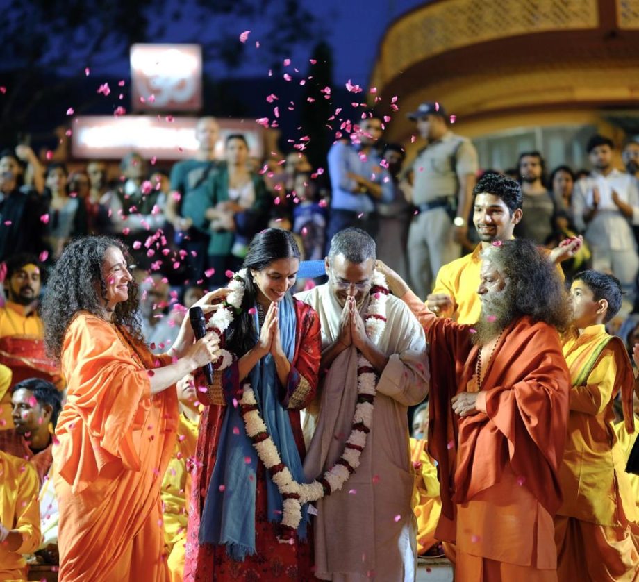 Madhu Mantena and his wife Ira Trivedi seek blessing from Swami Chidanand Saraswati and Sadhvi Bhagawati Saraswati at Parmarth Niketan Ashram, Rishikesh 863397