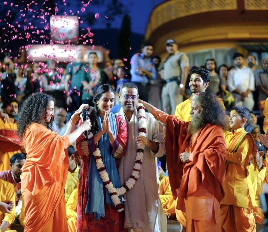 Madhu Mantena and his wife Ira Trivedi seek blessing from Swami Chidanand Saraswati and Sadhvi Bhagawati Saraswati at Parmarth Niketan Ashram, Rishikesh 863395