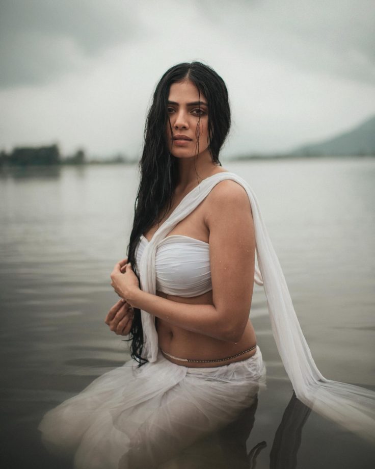 Malavika Mohanan Goes Fearless Posing Inside Lake, See Now 864198
