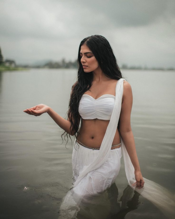 Malavika Mohanan Goes Fearless Posing Inside Lake, See Now 864200