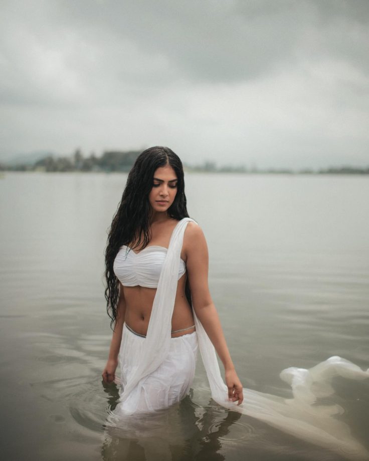 Malavika Mohanan Goes Fearless Posing Inside Lake, See Now 864201