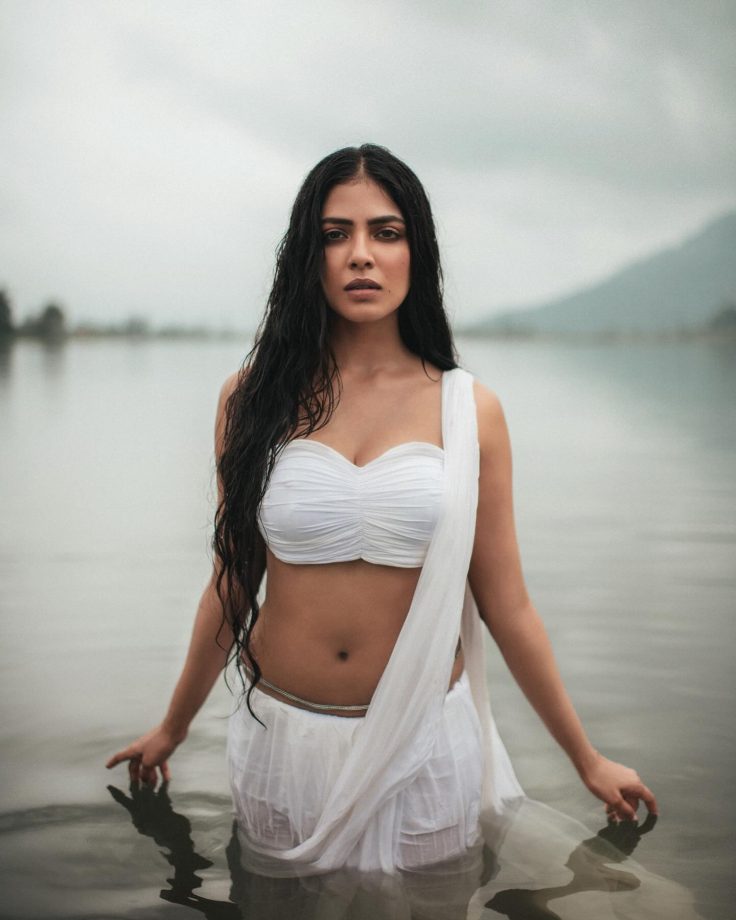 Malavika Mohanan Goes Fearless Posing Inside Lake, See Now 864197