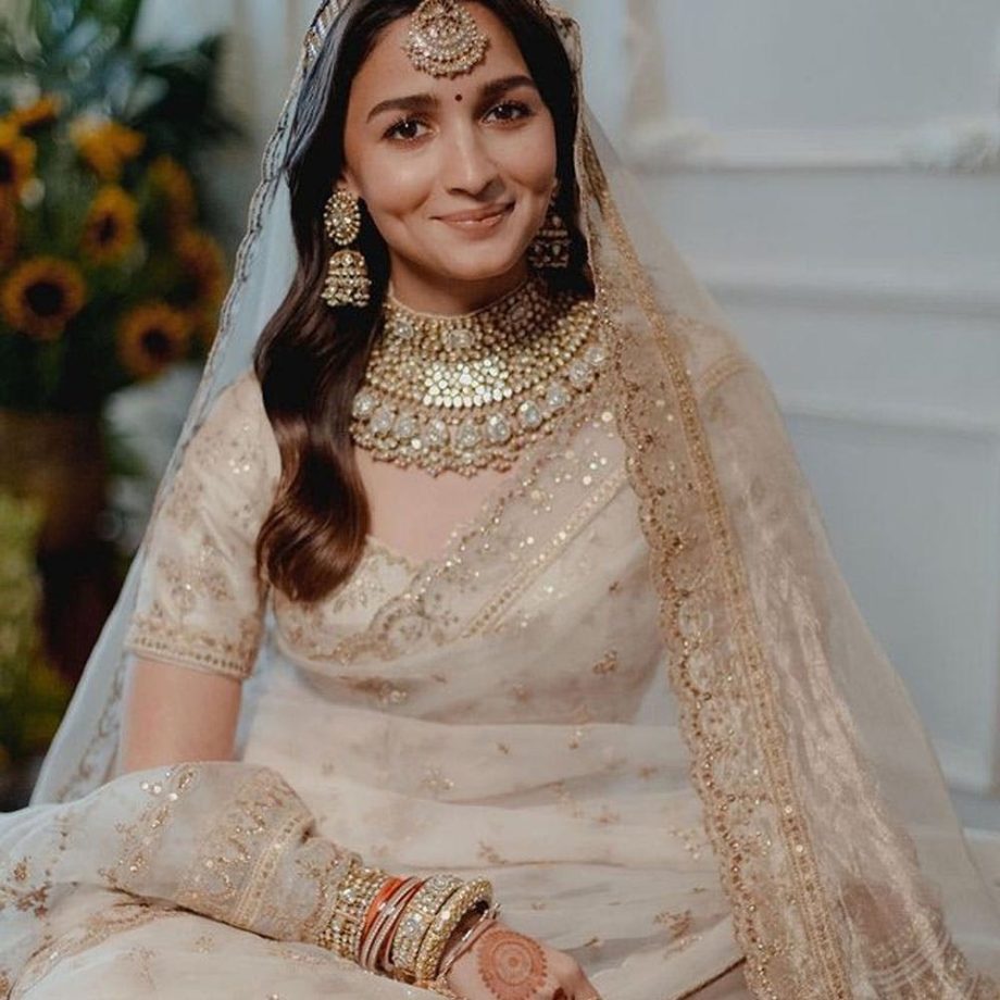 Master the art of bridal lehenga poses! Deepika Padukone, Kiara Advani & Alia Bhatt’s show how 860029