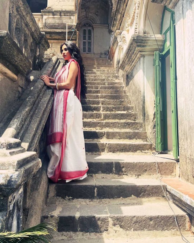 Mouni Roy Goes Bold As She Styles Herself In White Bengali Saree Without Blouse, See Photos 861425