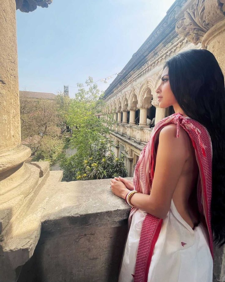 Mouni Roy Goes Bold As She Styles Herself In White Bengali Saree Without Blouse, See Photos 861426