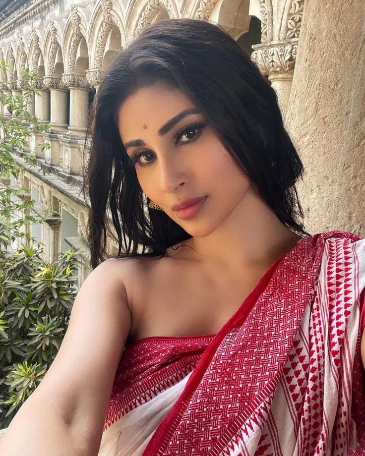 Mouni Roy Goes Bold As She Styles Herself In White Bengali Saree Without Blouse, See Photos 861424