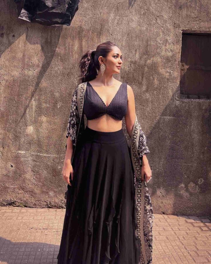Mrunal Thakur is beauty personified in classic black dori embroidery lehenga choli, check out 864875