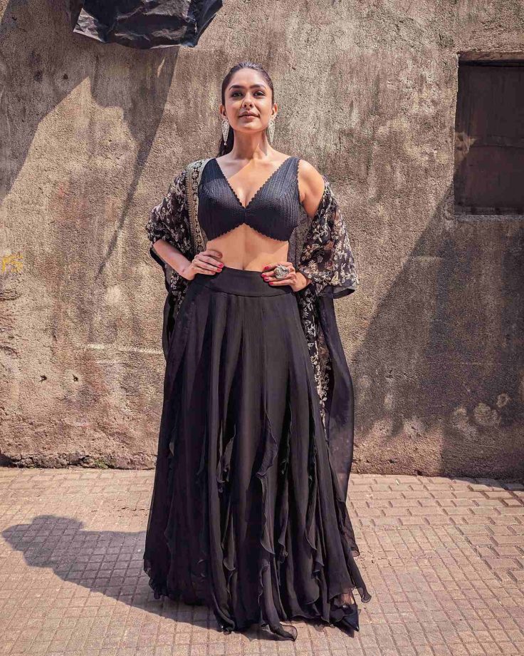 Mrunal Thakur is beauty personified in classic black dori embroidery lehenga choli, check out 864876