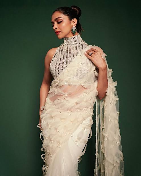Party Wear Sarees: Kareena Kapoor, Aishwarya Rai & Deepika Padukone’s classic picks [Photos] 857544