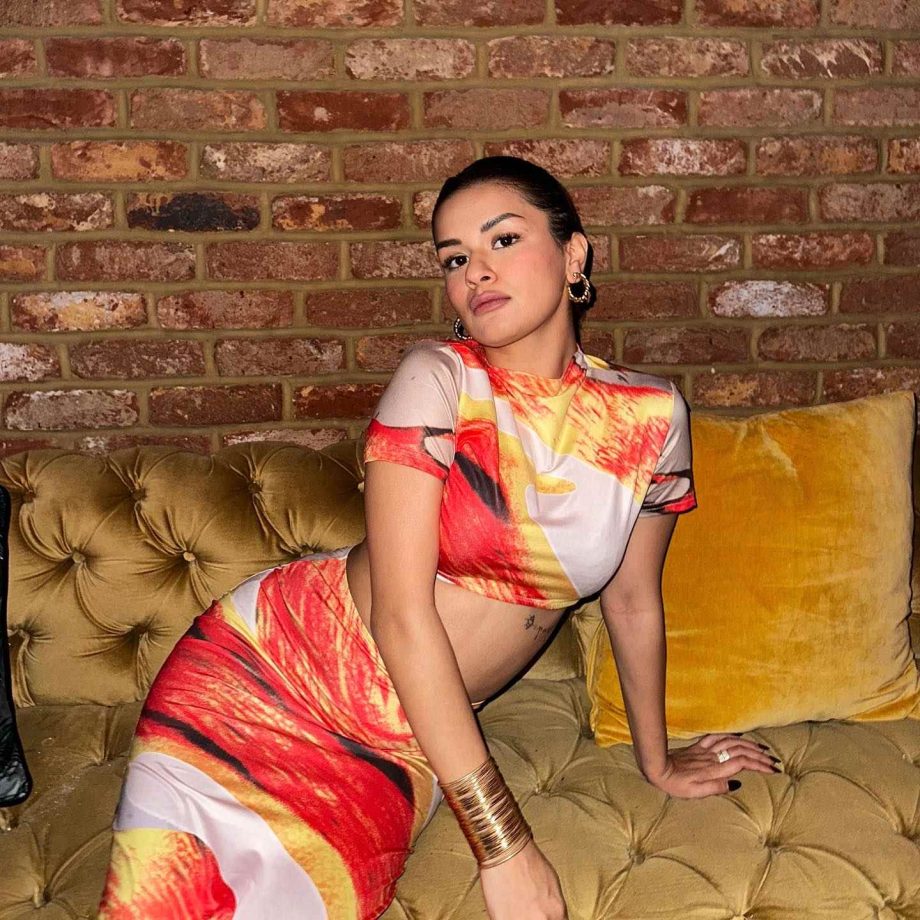 [Photos] Avneet Kaur explores London nights in abstract print co ord set 863245