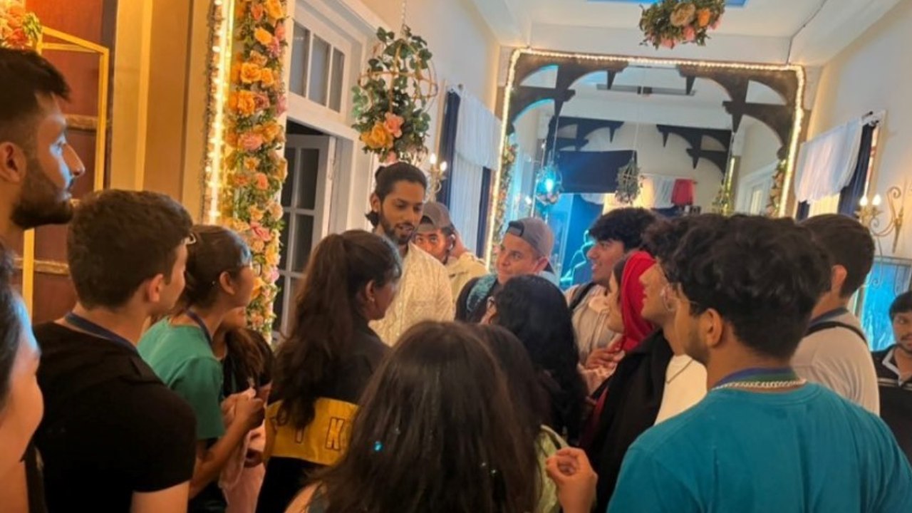 Popular actor Baseer Ali delights his fans by spending some quality time with them on the sets of Kundali Bhagya 858895