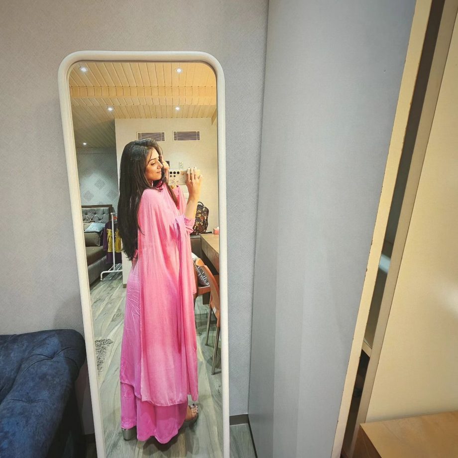 Radhakrishn actress Mallika Singh is muse in pink salwar suit, see photos 865172