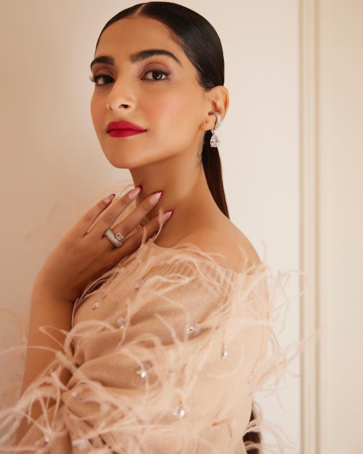 Seal your party style with Sonam Kapoor, Mouni Roy & Mrunal Thakur’s bold dresses 858960