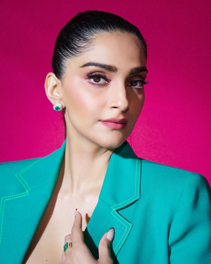 'Sexy, Tall & Strong' Sonam Kapoor Shows Style In Top, Blazer and Skirt 858529
