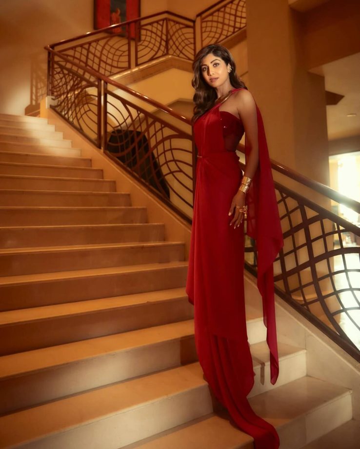 Shilpa Shetty stirs sass in red satin corset saree set [Photos] 864393