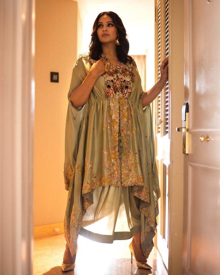 Show Your Charm In Gorgeous Salwar Suits Like Bipasha Basu And Pooja Hedge 859261
