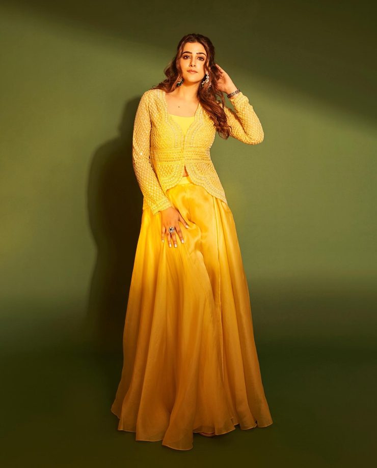 Sister Slayage! Kriti Sanon ups glam in blazer and stockings, Nupur blooms in yellow flare dress 859621