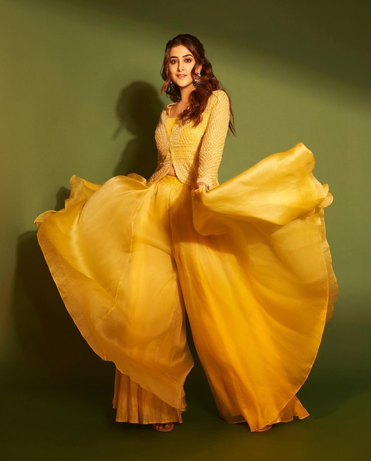 Sister Slayage! Kriti Sanon ups glam in blazer and stockings, Nupur blooms in yellow flare dress 859622