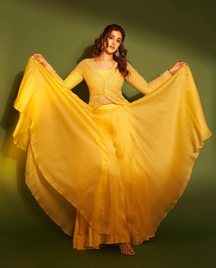 Sister Slayage! Kriti Sanon ups glam in blazer and stockings, Nupur blooms in yellow flare dress 859623