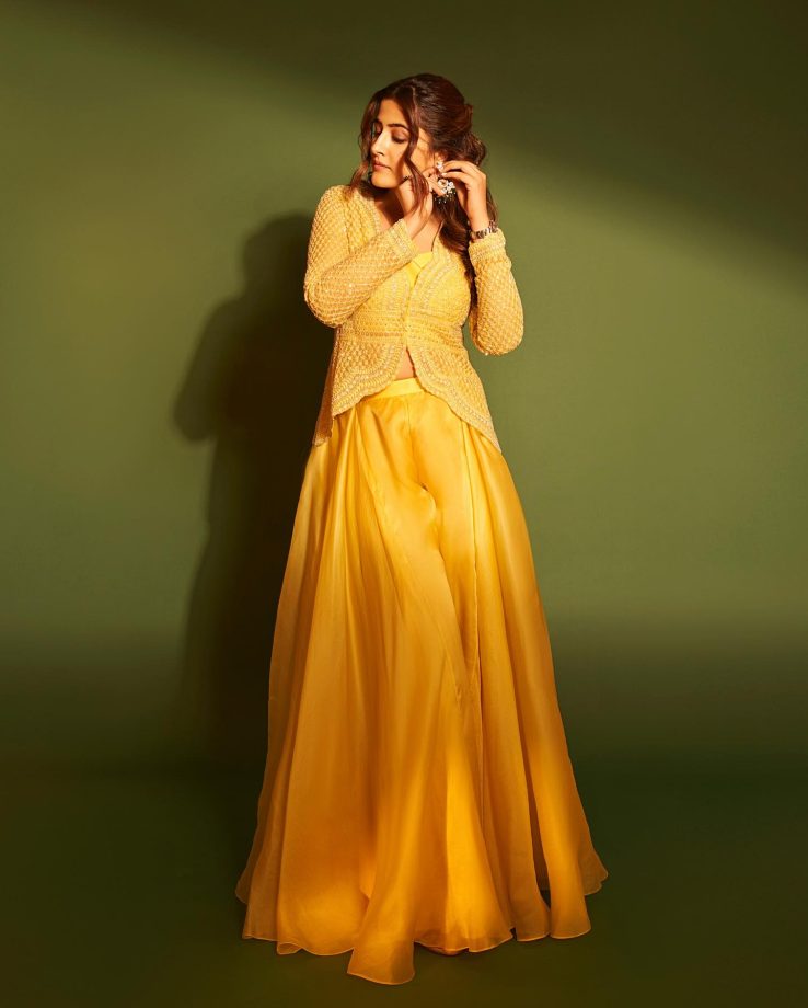 Sister Slayage! Kriti Sanon ups glam in blazer and stockings, Nupur blooms in yellow flare dress 859624