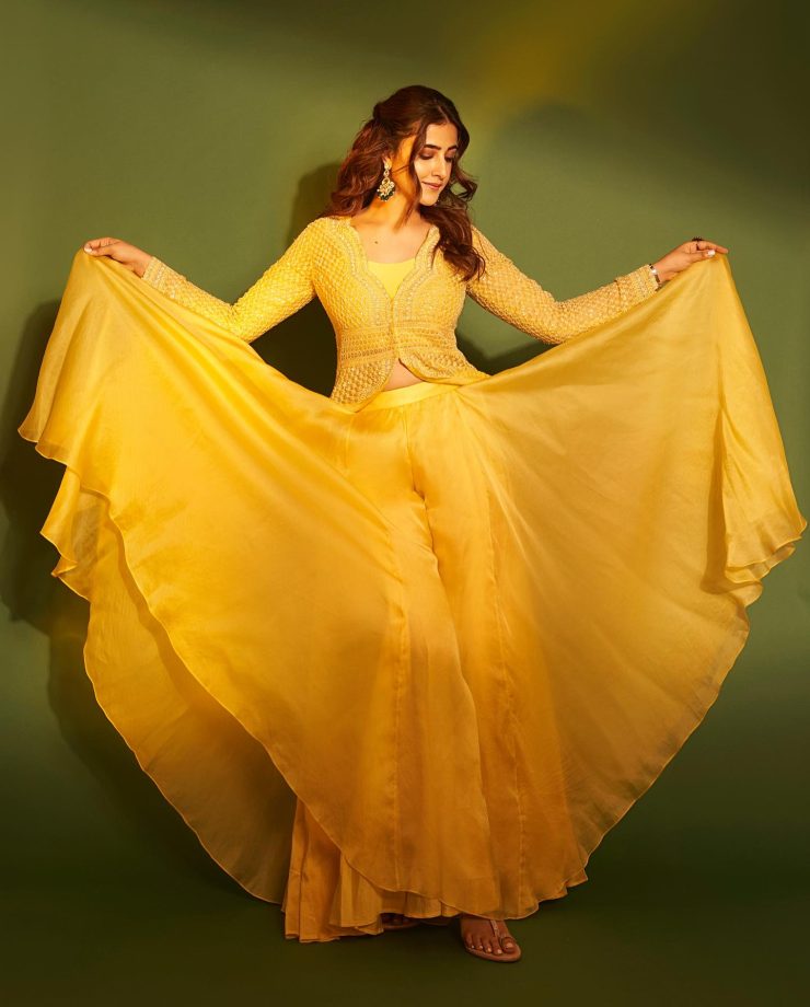 Sister Slayage! Kriti Sanon ups glam in blazer and stockings, Nupur blooms in yellow flare dress 859625
