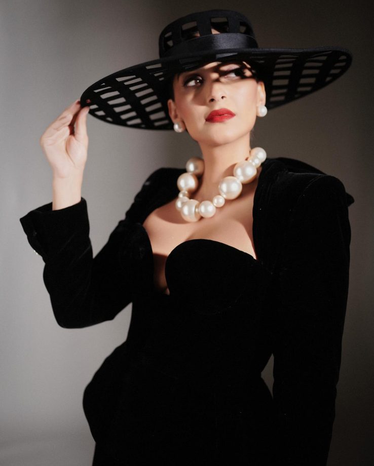 Sonam Kapoor channels vintage glam in classic black ensemble, Check out 864996