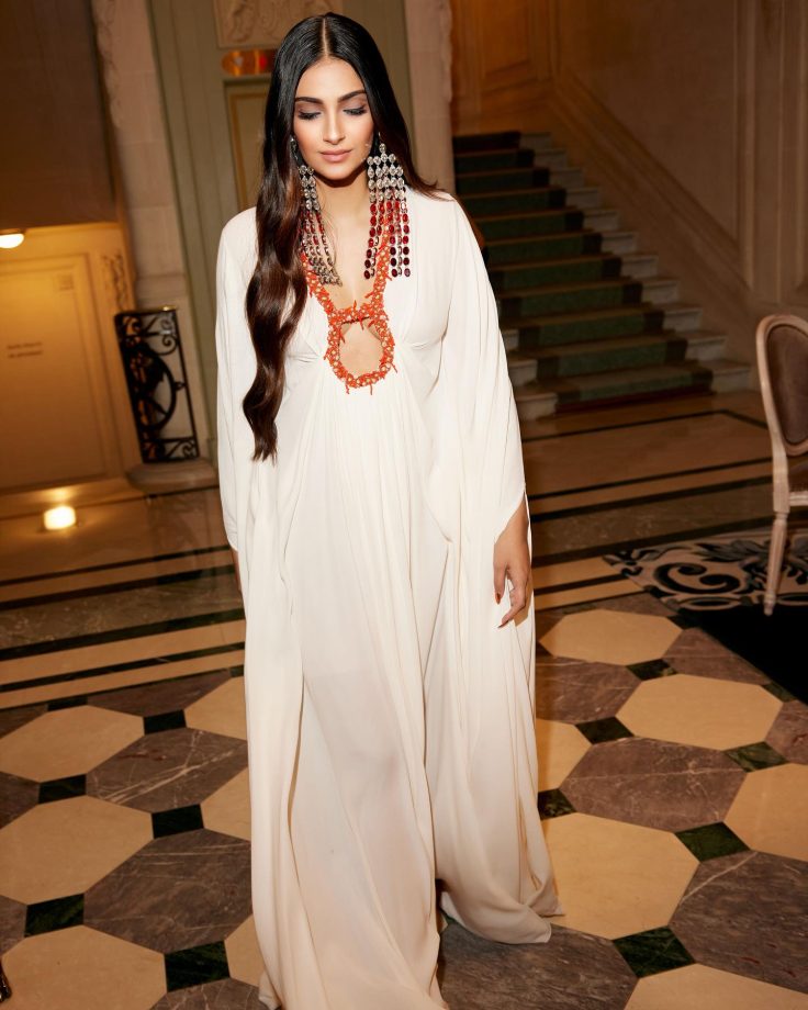 Sonam Kapoor Shows Her Divine-ness In White Plunge-neck Gown At BOF2023, See Photos 857357
