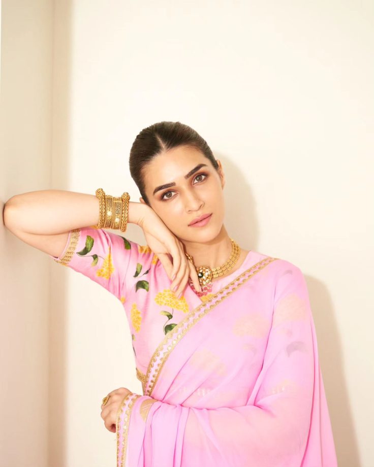 Style your ‘pink’ with designer sarees! Kriti Sanon & Janhvi Kapoor’s ultimate tips 863514