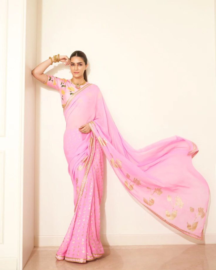 Style your ‘pink’ with designer sarees! Kriti Sanon & Janhvi Kapoor’s ultimate tips 863515