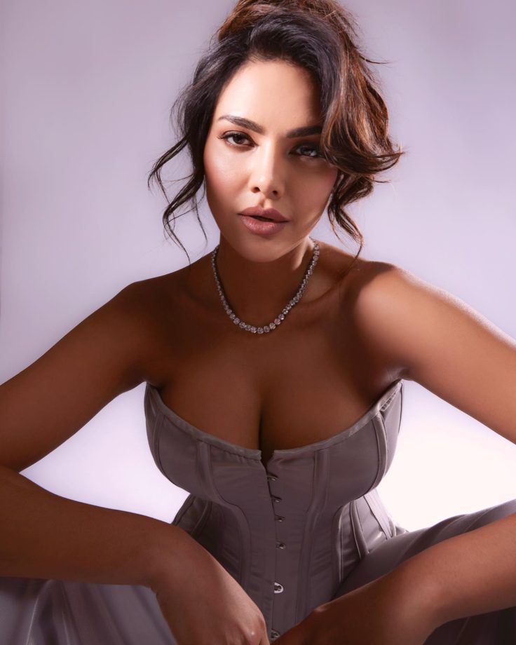 Sultry Alert! Esha Gupta oozes with sass in deep neck silver corset ensemble 862856