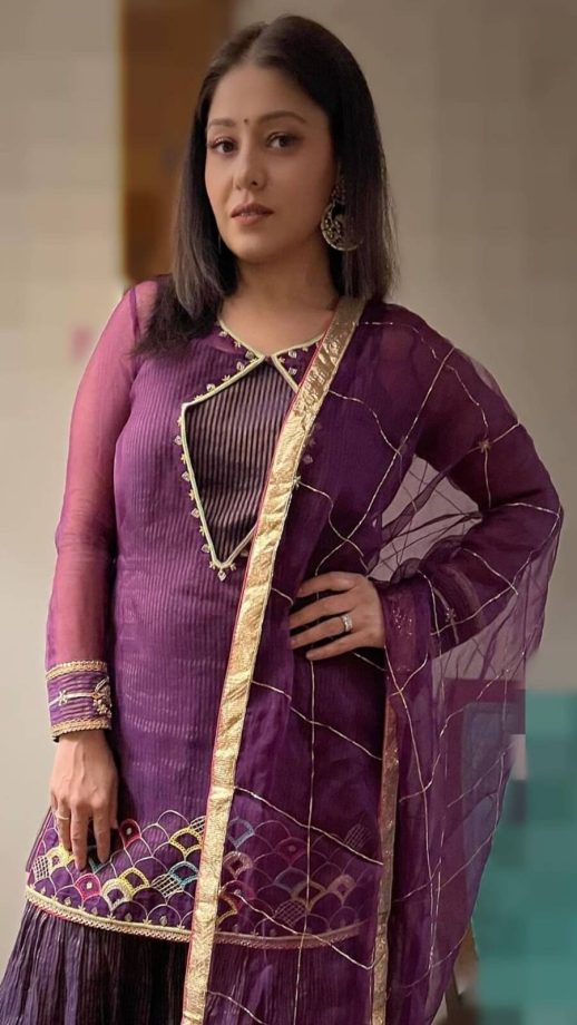 Trendy kurti neck designs: Sunidhi Chauhan, Monali Thakur and Shreya Ghosal’s picks 857590