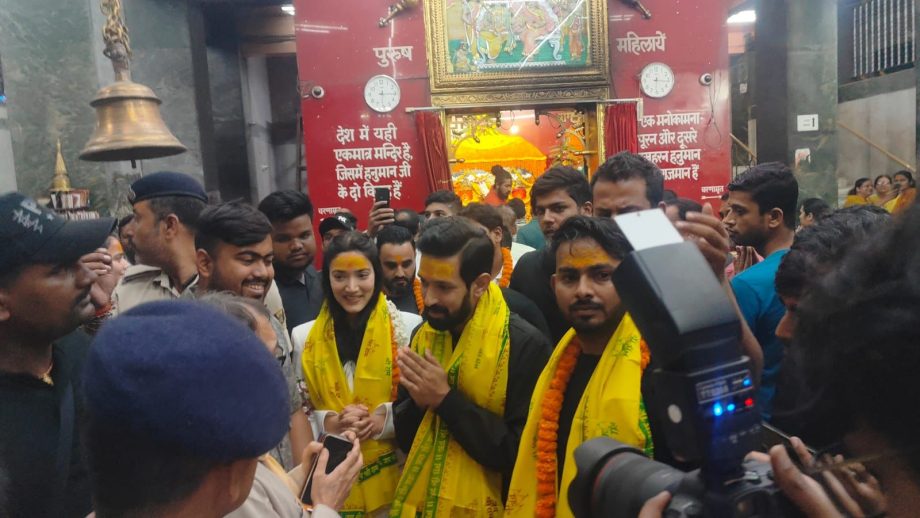 Vikrant Massey and Medha Shankar visited the Pracheen Hanuman Temple in Patna ahead of the grand release of their film 12th Fail next week, October 27th 862936