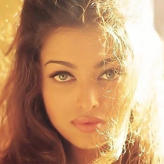 [Viral Photos] Aishwarya Rai's pictures from her early modelling days leave internet in awe 859580