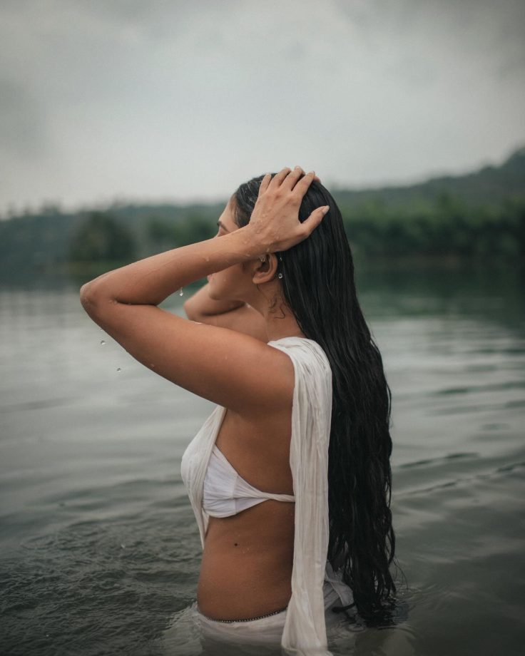 Water Girl! Malavika Mohanan immerses with sensuality in white saree [Photos] 864675