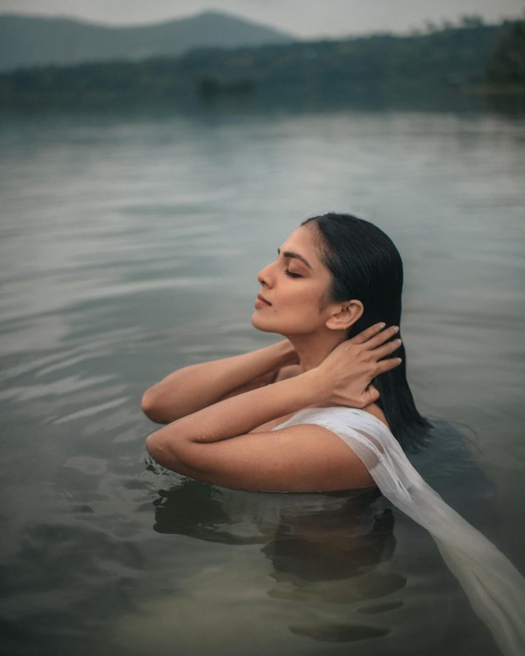 Water Girl! Malavika Mohanan immerses with sensuality in white saree [Photos] 864676