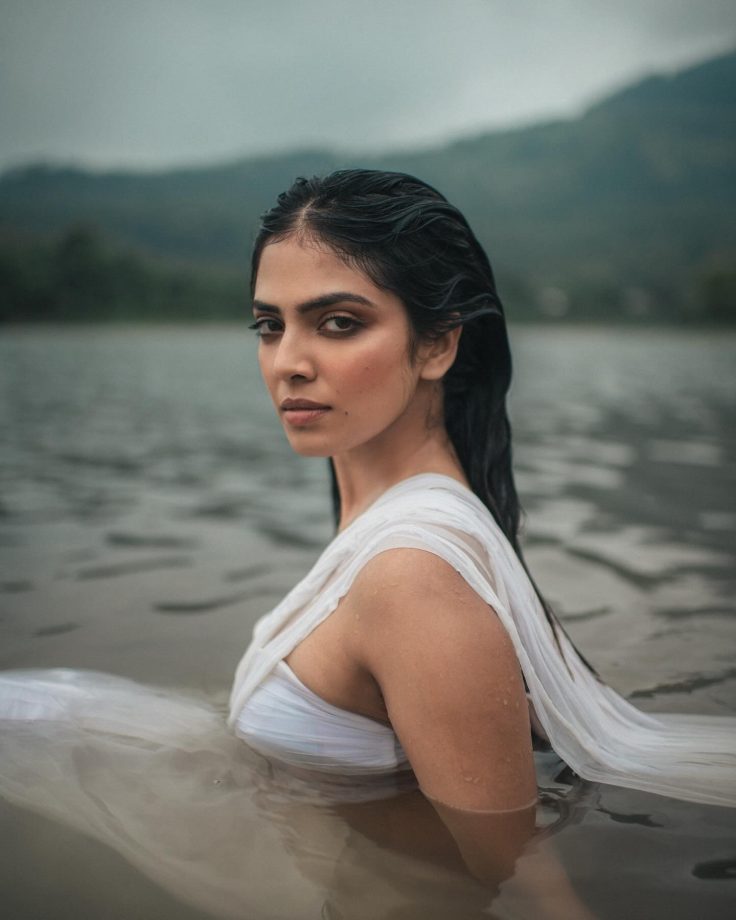 Water Girl! Malavika Mohanan immerses with sensuality in white saree [Photos] 864677