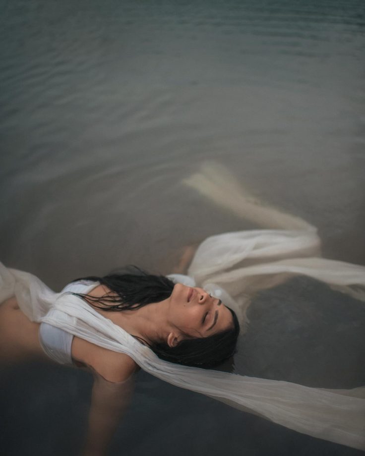 Water Girl! Malavika Mohanan immerses with sensuality in white saree [Photos] 864678