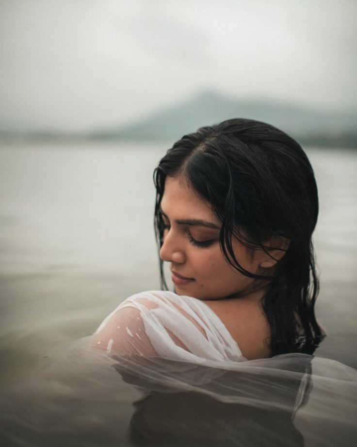 Water Girl! Malavika Mohanan immerses with sensuality in white saree [Photos] 864679